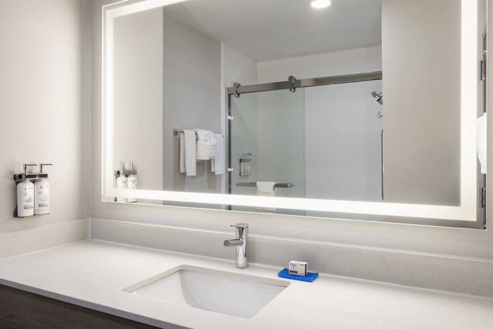 Combined shower/tub, free toiletries, hair dryer, towels