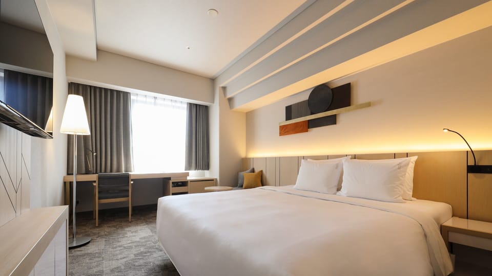 Premium bedding, in-room safe, desk, laptop workspace