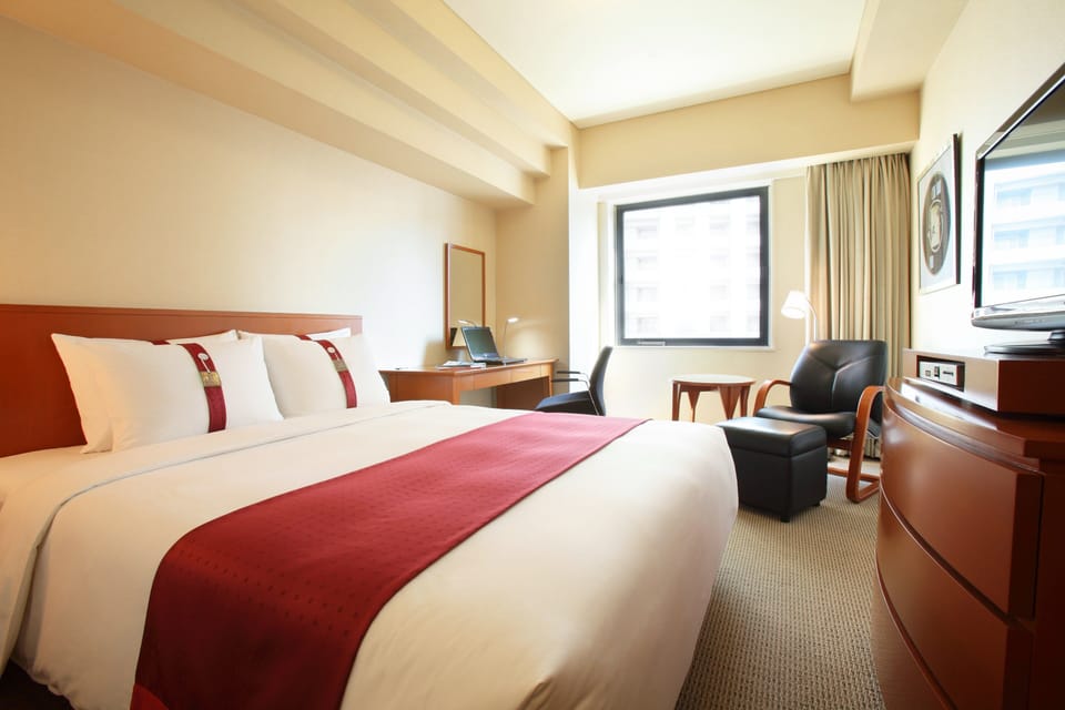 Premium bedding, in-room safe, desk, laptop workspace