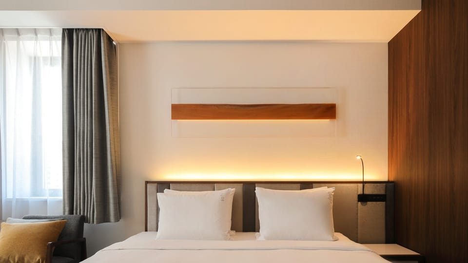 Premium Room, 1 King Bed, Non Smoking (High Floor) | Premium bedding, in-room safe, desk, laptop workspace