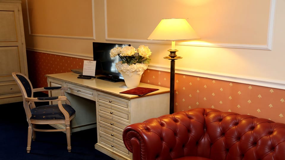 Junior Suite | 1 bedroom, premium bedding, minibar, in-room safe