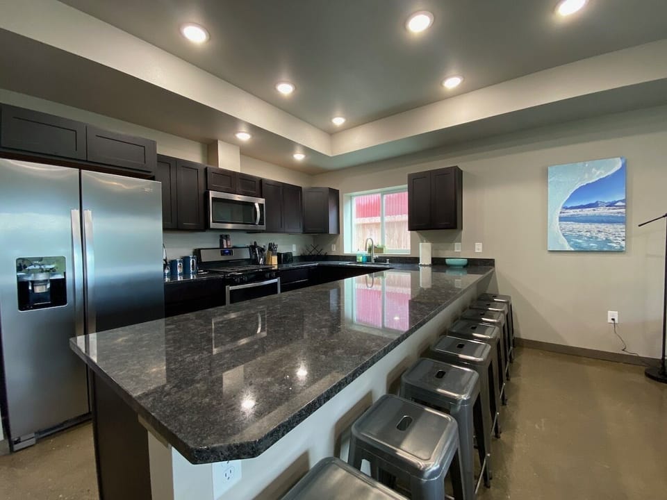 Kitchen With Full Bar & Seating For 8