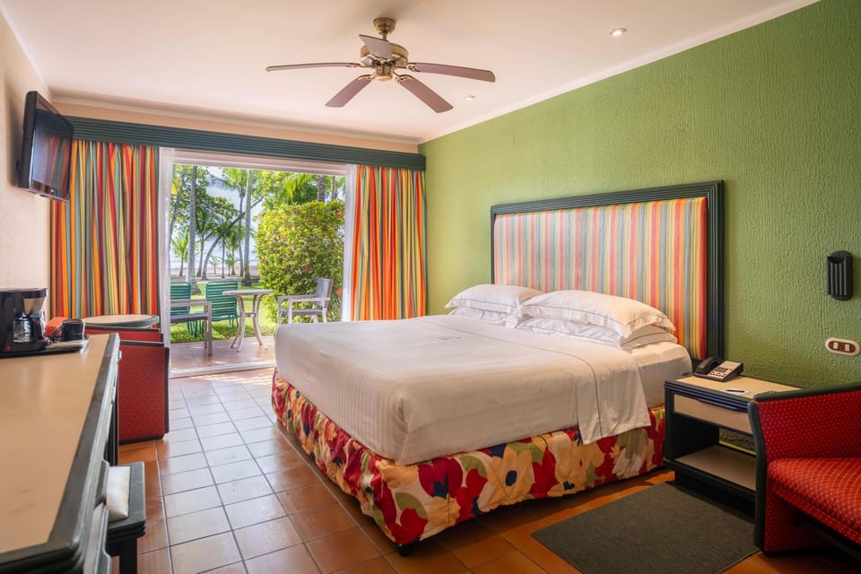 Premium Room (Level Superior) | Minibar, in-room safe, desk, blackout drapes