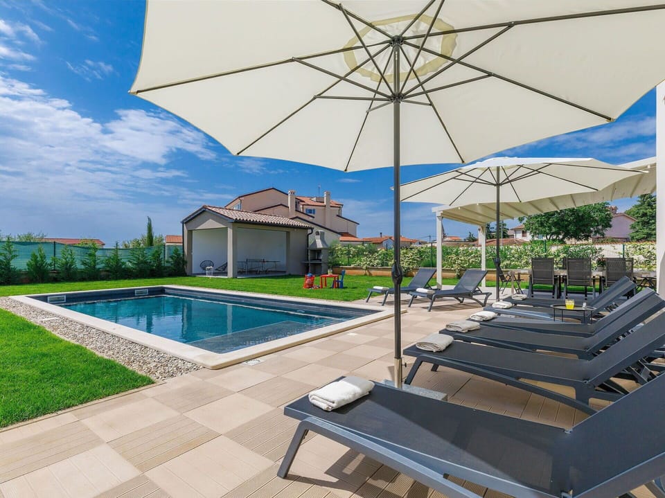 Plant, Property, Sky, Water, Umbrella, Shade, Swimming Pool, Cloud, Outdoor Furniture, Architecture