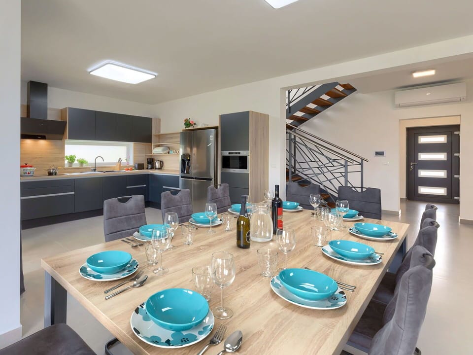 Table, Tableware, Property, Furniture, Dishware, Kitchen & Dining Room Table, Azure, Countertop, Couch, Cabinetry