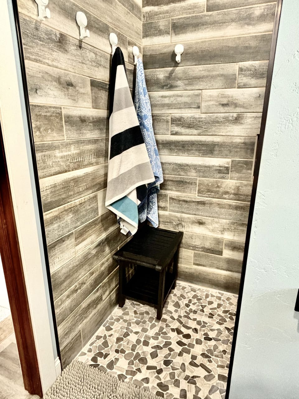 Walkin Tiled Shower.Beach, Bath, Hand Towels provided. Soaps/Shampoo/Conditioner