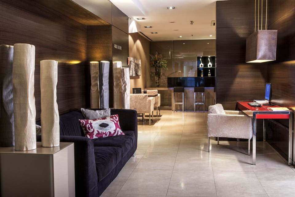 Lobby lounge
