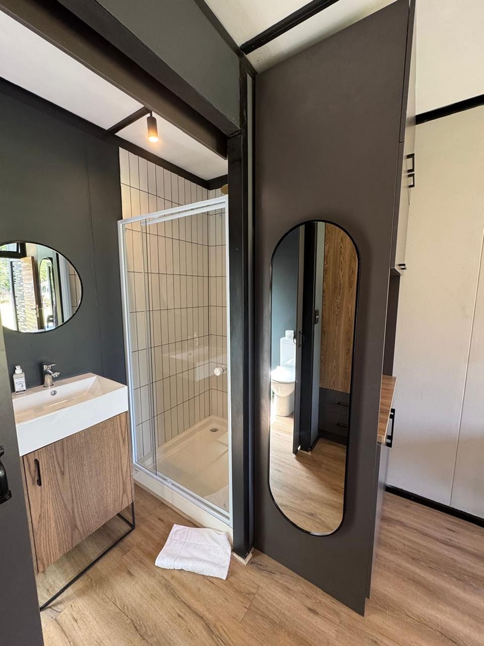 Deluxe Twin Room, 2 Twin Beds | Bathroom | Free toiletries, hair dryer, towels, shampoo
