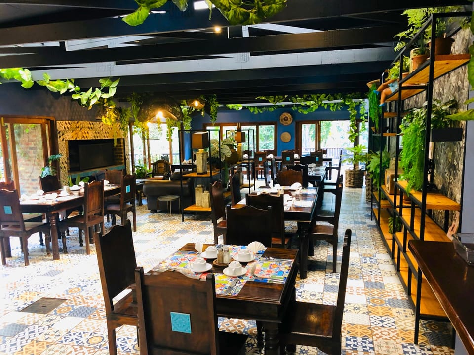 2 restaurants; breakfast, lunch, and dinner served