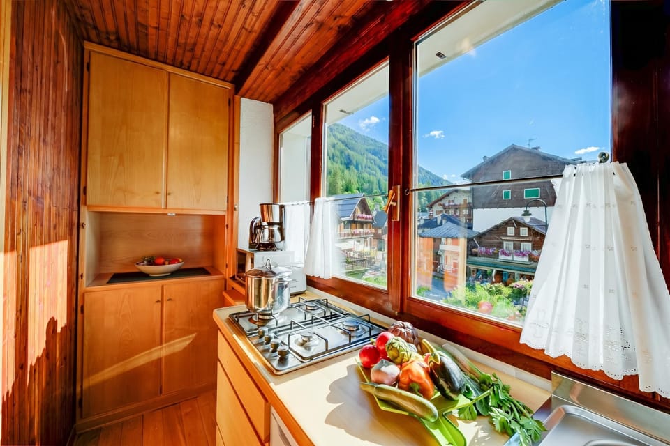 Family Studio, Mountain View (Monterosa Cozy Apartment 200m From) | Private kitchen | Fridge, microwave, stovetop, coffee/tea maker
