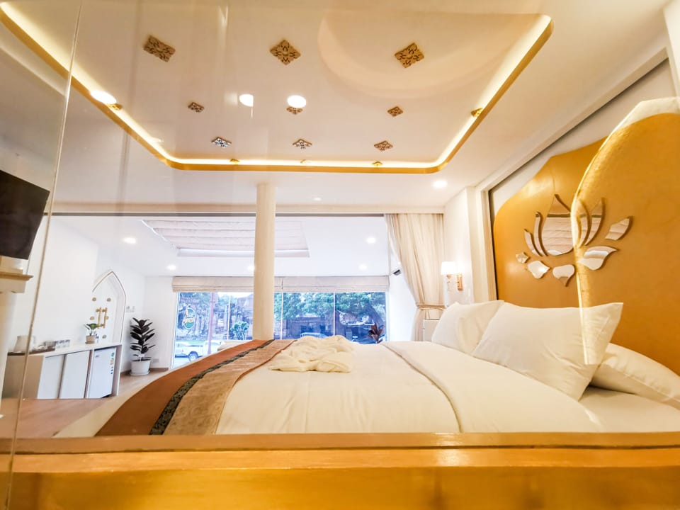 Premium bedding, free minibar items, in-room safe, desk