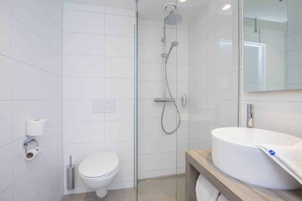 Luxury Double Room | Bathroom | Shower, eco-friendly toiletries, towels