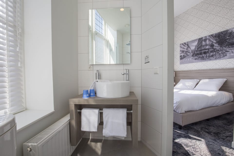 Comfort Double Room | Bathroom | Shower, eco-friendly toiletries, towels
