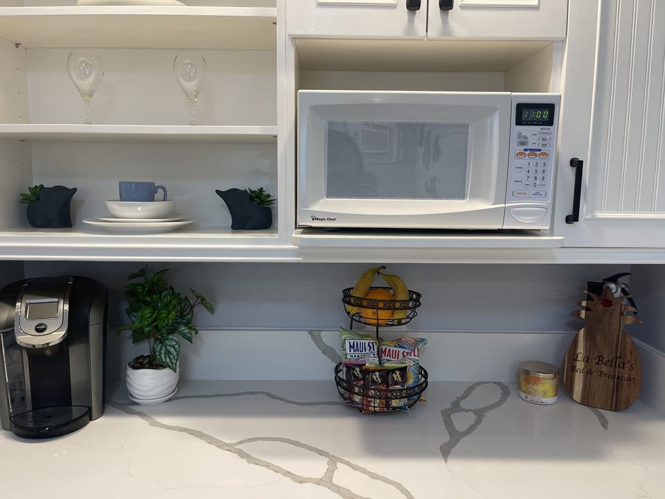 Coffee maker, microwave and yummy snacks after that long flight to Hawaii 