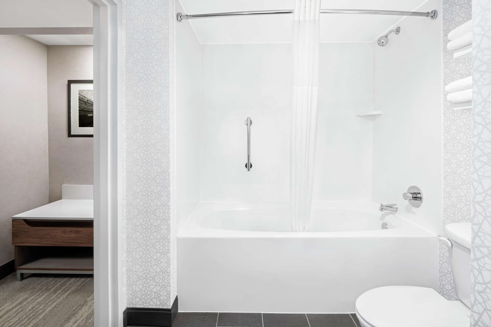 Hydromassage showerhead, free toiletries, hair dryer, towels