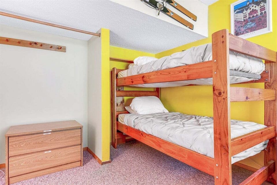 Twin bunkbeds
