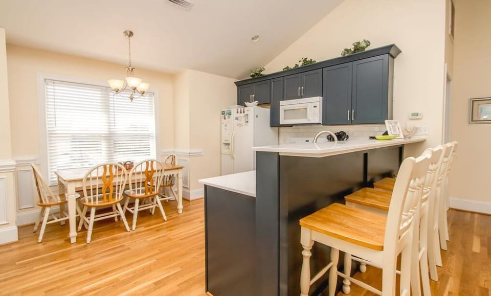 Kitchen with Eat-In Seating