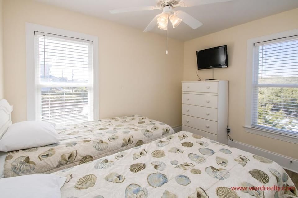 1st Floor Streetside 2 Twin Bedroom II