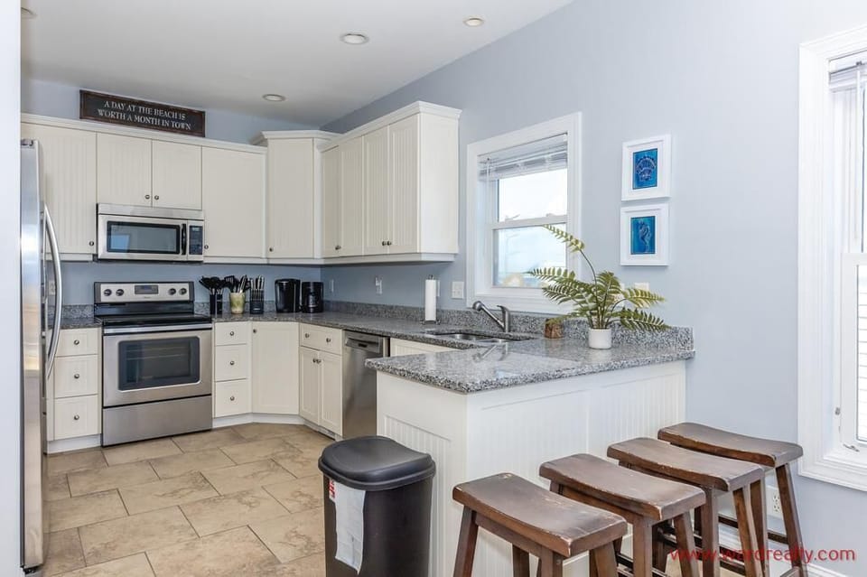 Kitchen w Eat In Bar