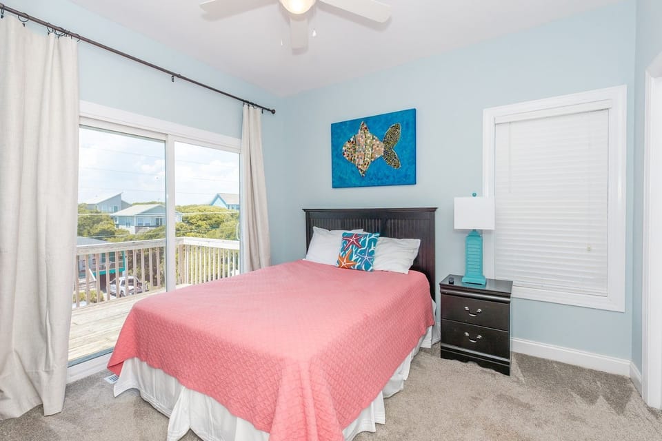2nd Floor Streetside Bedroom - Queen