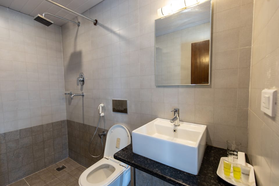 Standard Double or Twin Room | Bathroom | Shower, rainfall showerhead, free toiletries, hair dryer