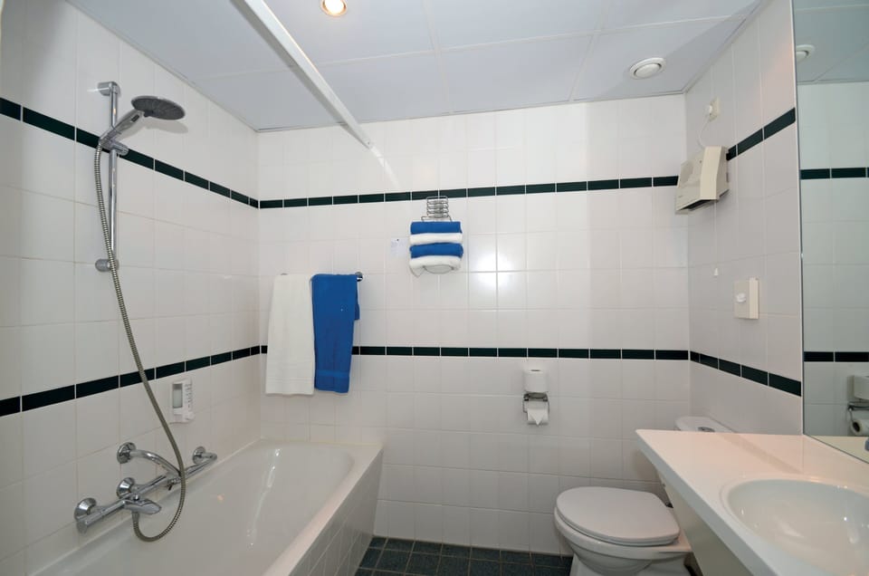 Cribs/infant beds, rollaway beds, free WiFi, bed sheets