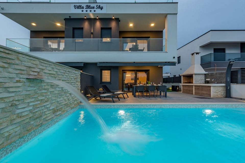 House | 8 bedrooms