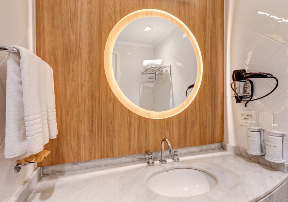 Shower, rainfall showerhead, free toiletries, hair dryer
