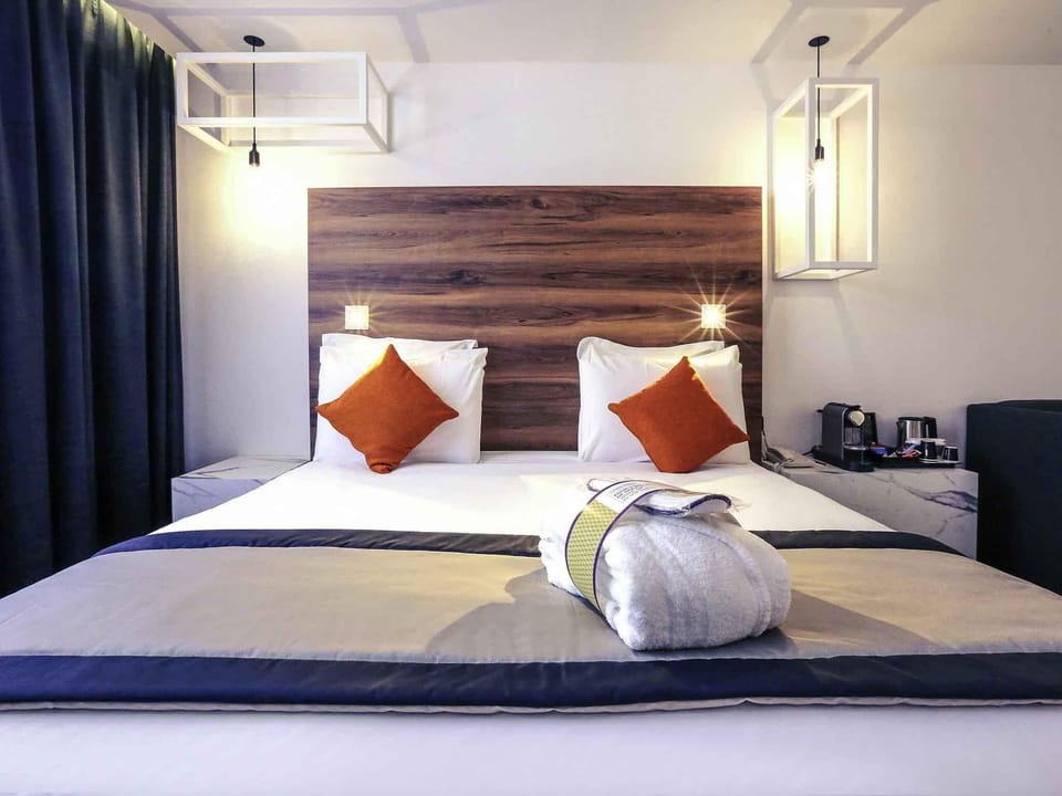 Select Comfort beds, in-room safe, desk, soundproofing