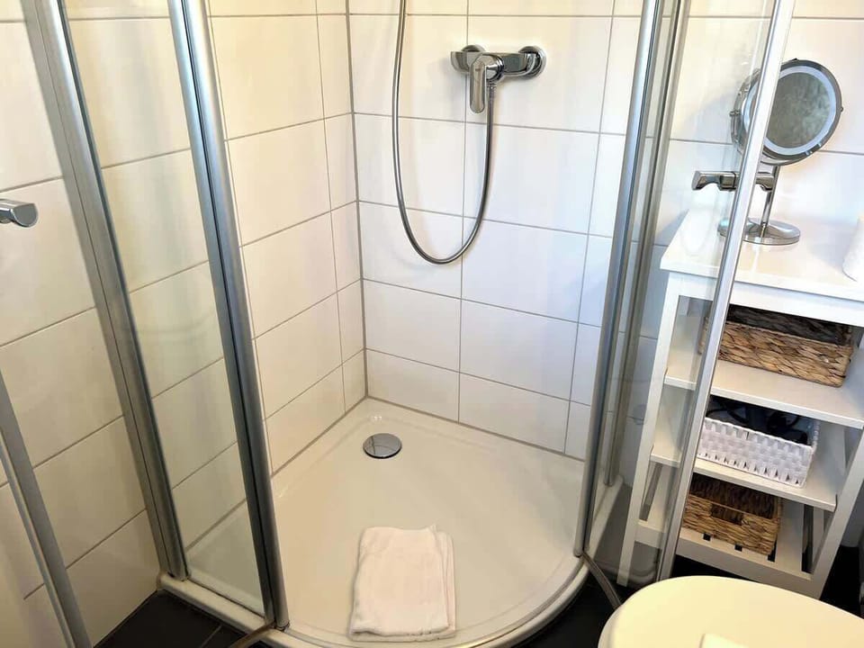 Komfortable Eck-Dusche mit Markenarmaturen. 