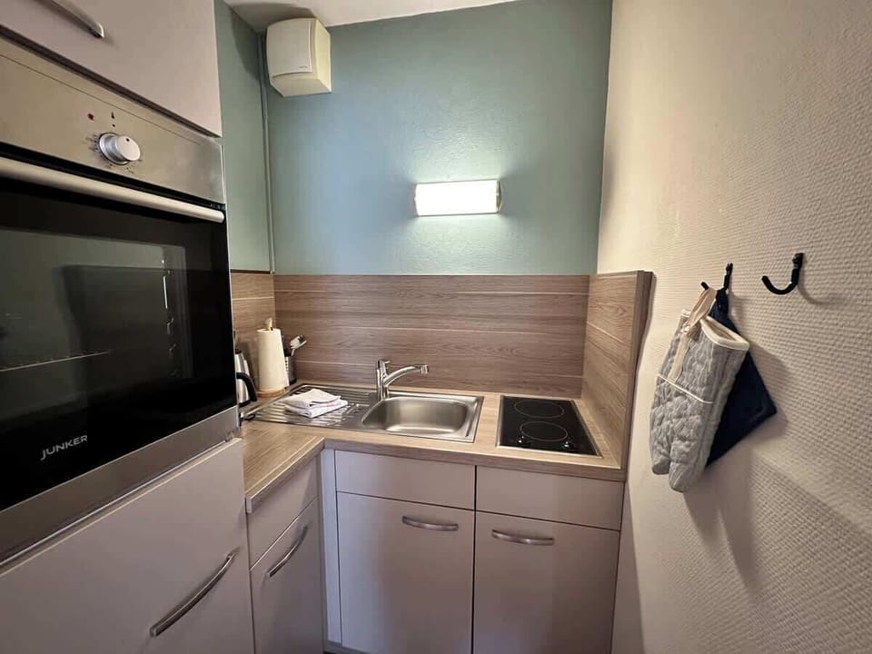 Küchennische geht vom Wohnzimmer ab.
