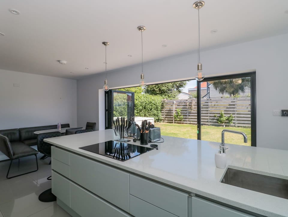 Cottage | Private kitchen | Fridge, dishwasher, electric kettle, cookware/dishes/utensils