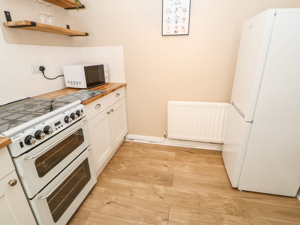 Cottage | Private kitchen | Fridge, electric kettle, toaster, cookware/dishes/utensils