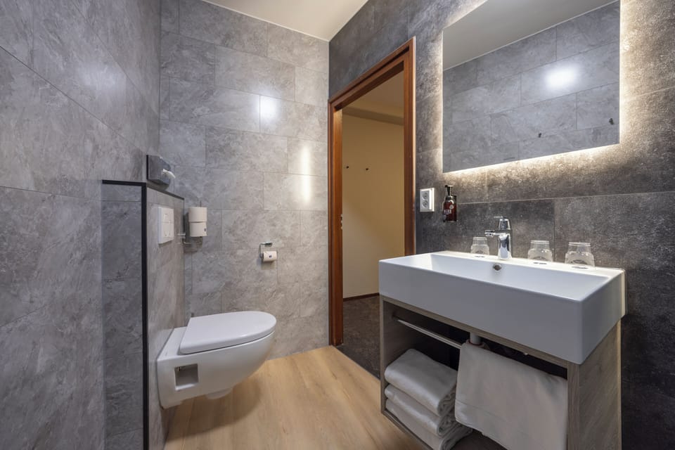Standard Triple Room | Bathroom | Eco-friendly toiletries, hair dryer, towels