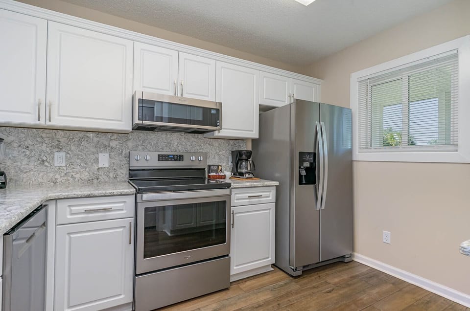 Kitchen - The kitchen is beautifully remodeled with all new stainless steel appliances, gorgeous granite and re-faced cabinets.