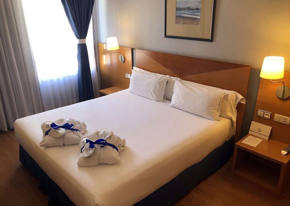 Junior Suite | Minibar, in-room safe, individually decorated, individually furnished