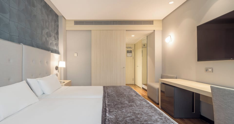 Double Room | Down comforters, in-room safe, desk, laptop workspace