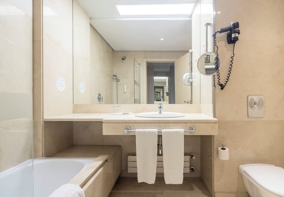 Combined shower/tub, eco-friendly toiletries, hair dryer, bidet