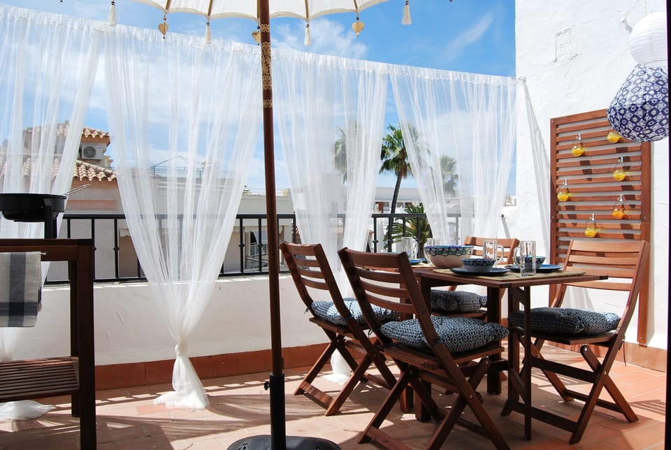 Balcony with dining area facing south