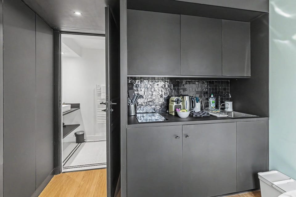 Cuisine entièrement équipée avec électroménager moderne pour vos repas gourmands