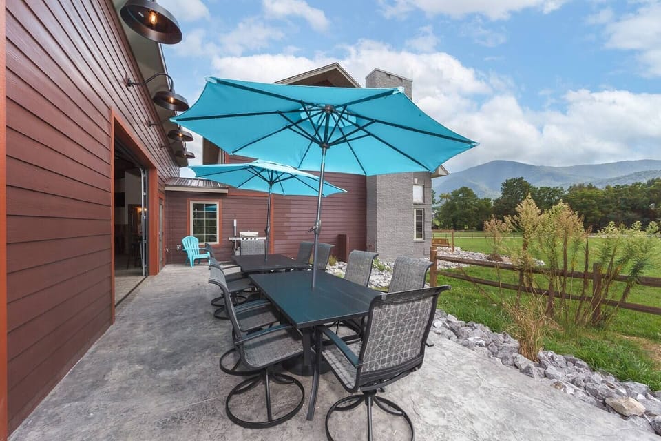 Outdoor dining with a stunning mountain view!