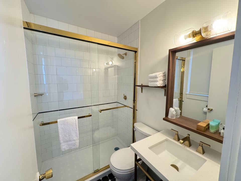 Deluxe Double Room | Bathroom | Shower, rainfall showerhead