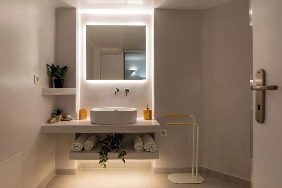 Deluxe Double Room with Pool View | Bathroom | Towels