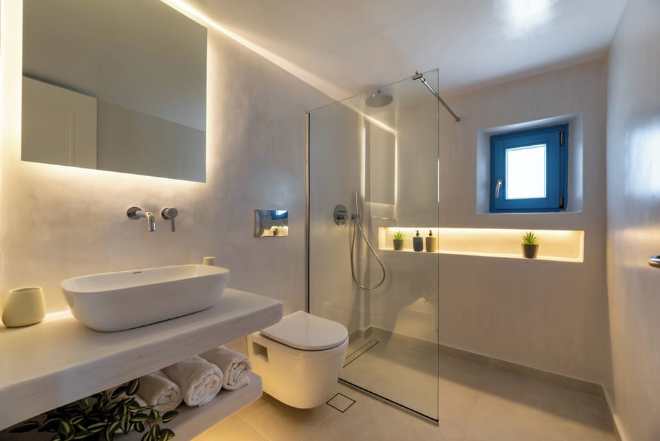 Deluxe Suite with Pool View | Bathroom | Towels