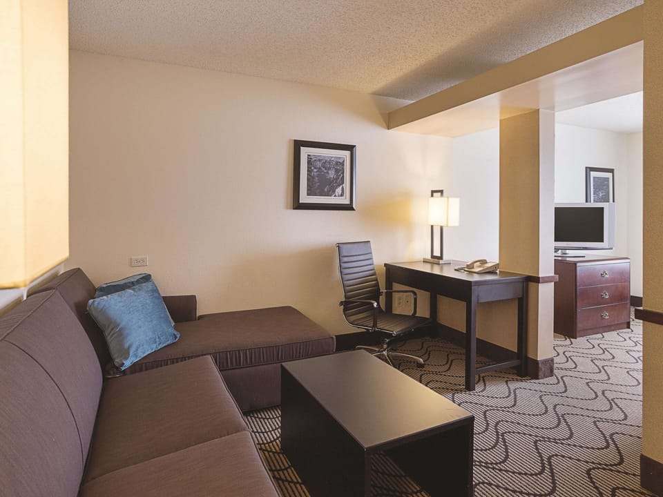 Studio Suite, 1 King Bed, Non Smoking | Premium bedding, desk, iron/ironing board, free cribs/infant beds