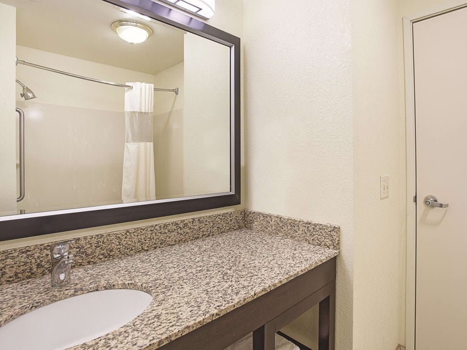 Room, 1 King Bed, Non Smoking | Premium bedding, desk, iron/ironing board, free cribs/infant beds