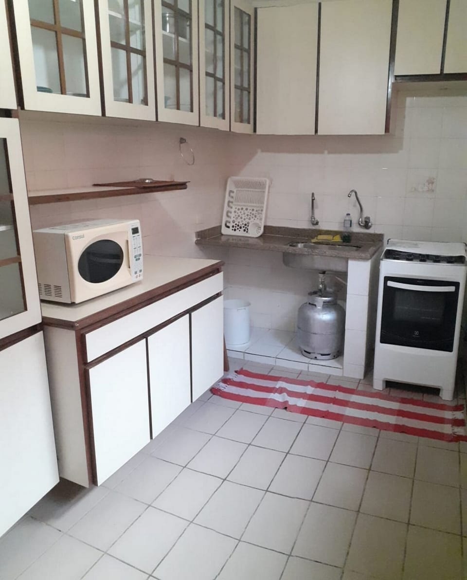 SUÍTE FAMILIAR COM COZINHA E AR CONDICIONADO | Private kitchen | Microwave