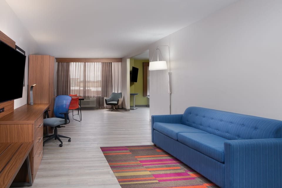 Suite, 1 King Bed (Extra Floor Space) | Premium bedding, desk, iron/ironing board, free WiFi