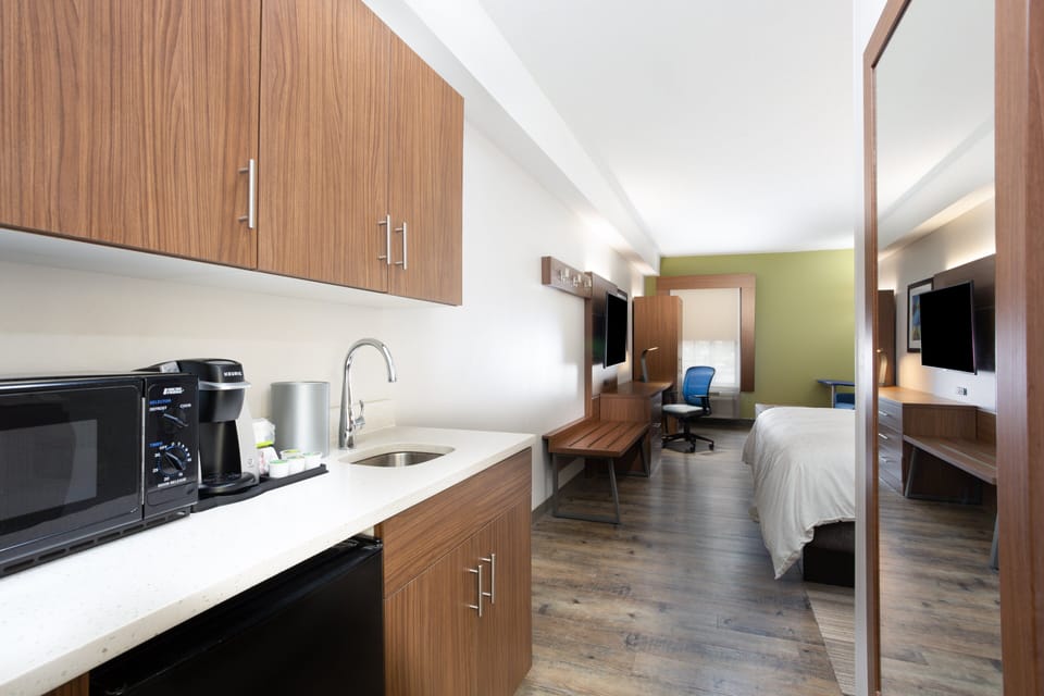 Suite, 1 King Bed with Sofa bed | Premium bedding, desk, iron/ironing board, free WiFi