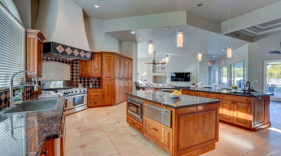 Luxury House | Private kitchen | Oven